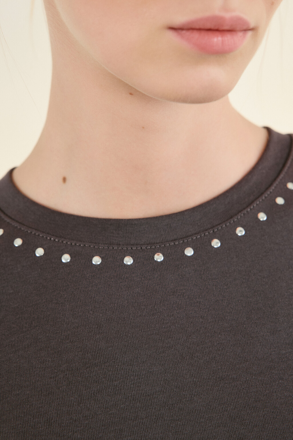 Футболка с металлическим декором - цвет серый - 5