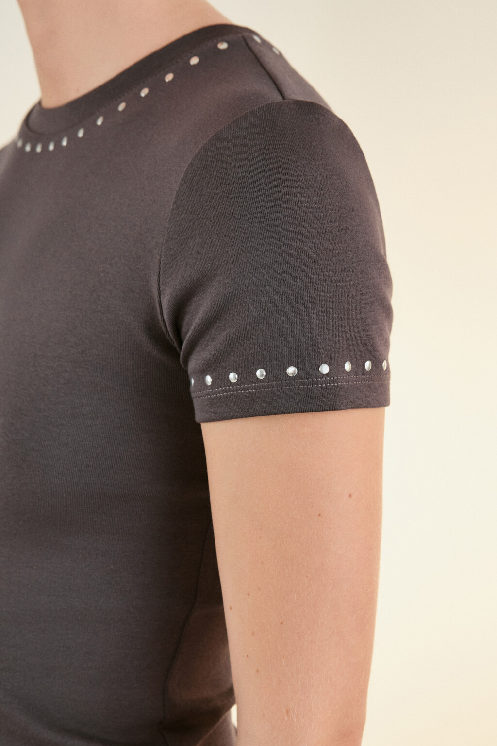 Футболка с металлическим декором - цвет серый - 6
