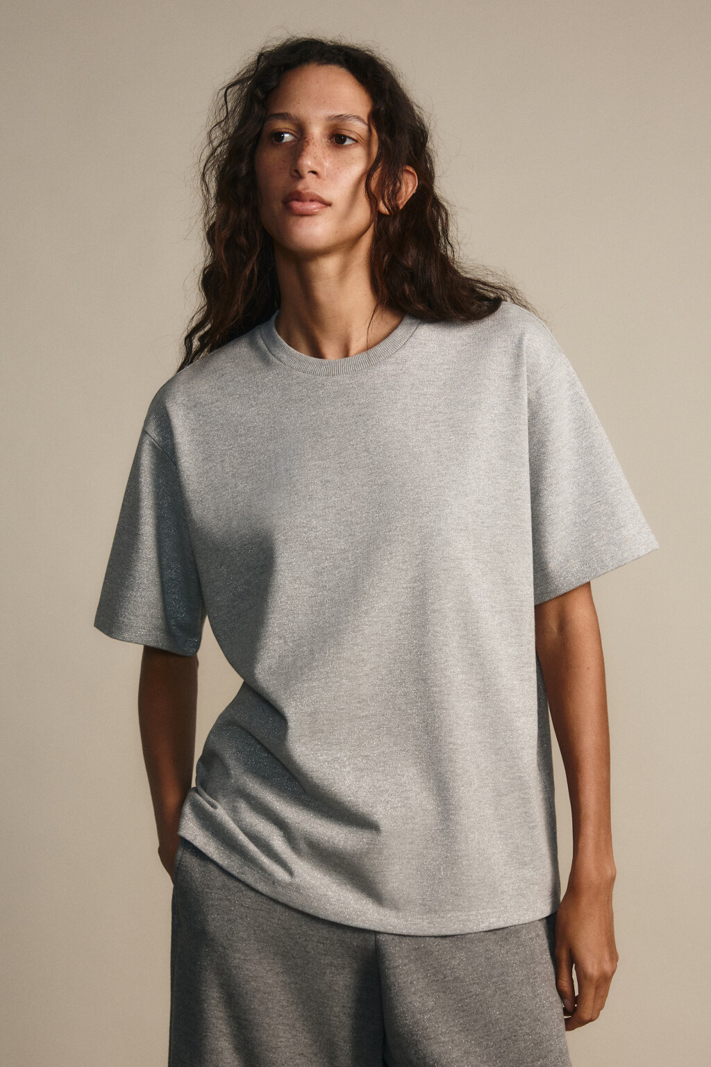 Футболка трикотажная с люрексом - цвет серый - 2