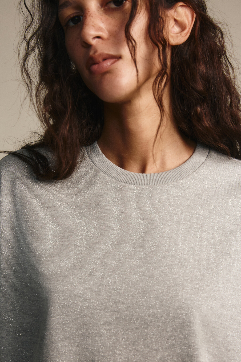 Футболка трикотажная с люрексом - цвет серый - 5