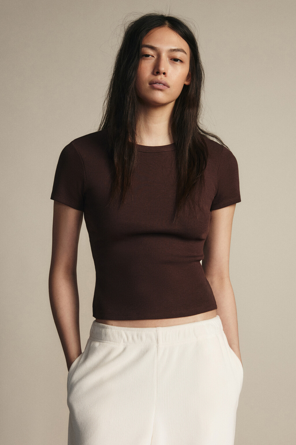 Футболка приталенная в рубчик - цвет коричневый - 2