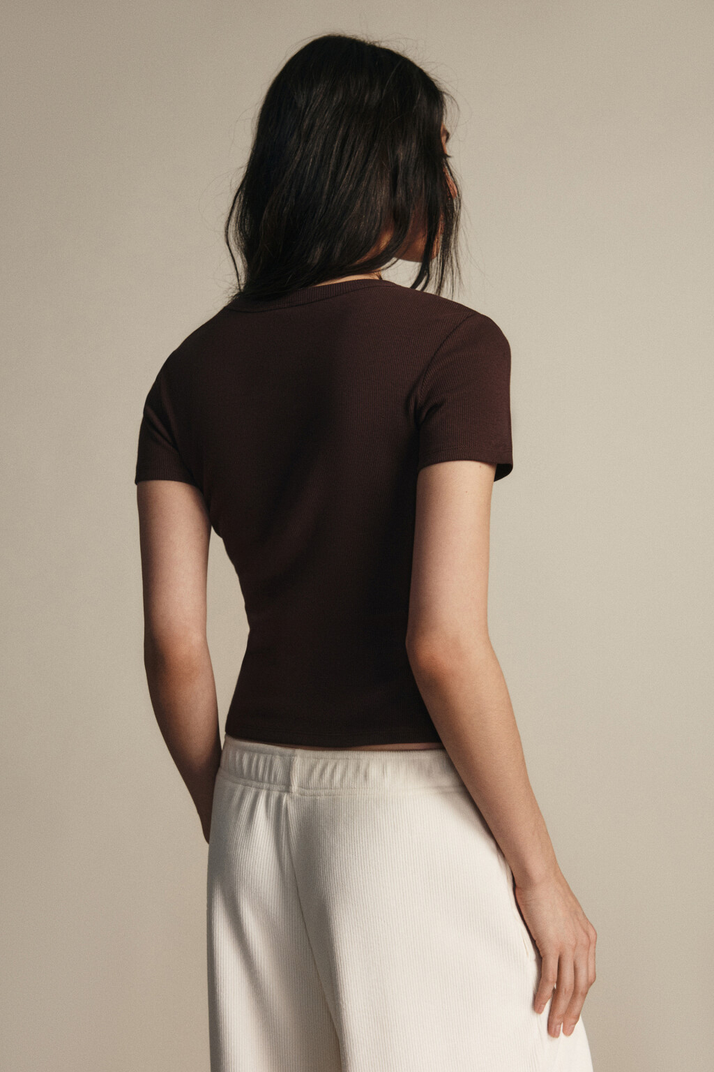 Футболка приталенная в рубчик - цвет коричневый - 3