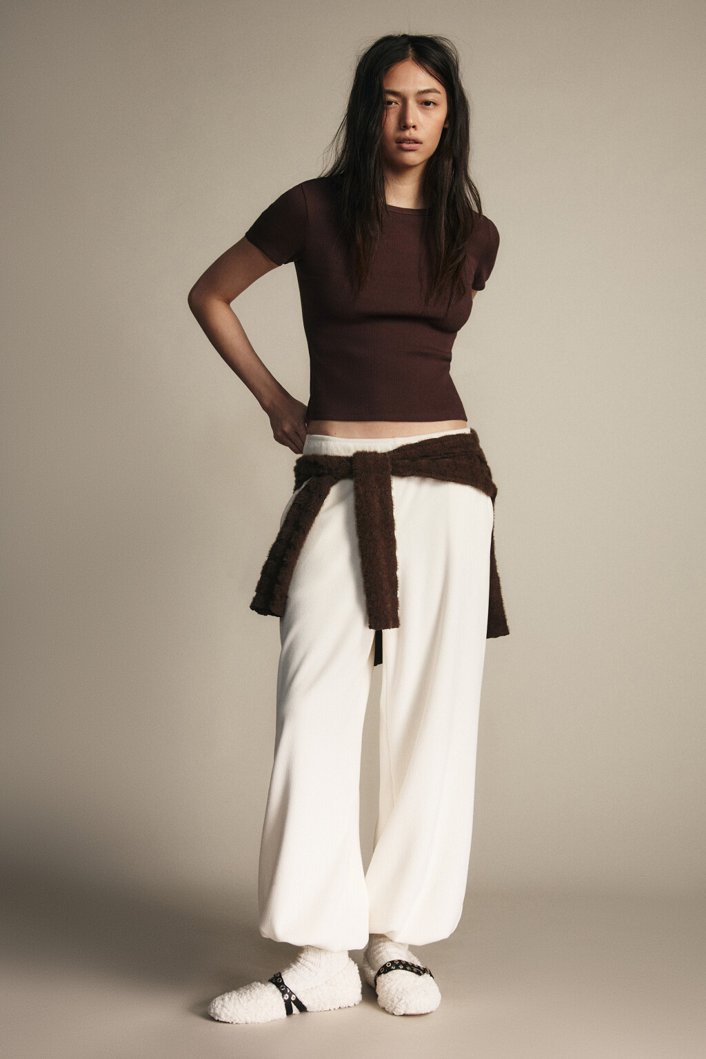 Футболка приталенная в рубчик - цвет коричневый - 4