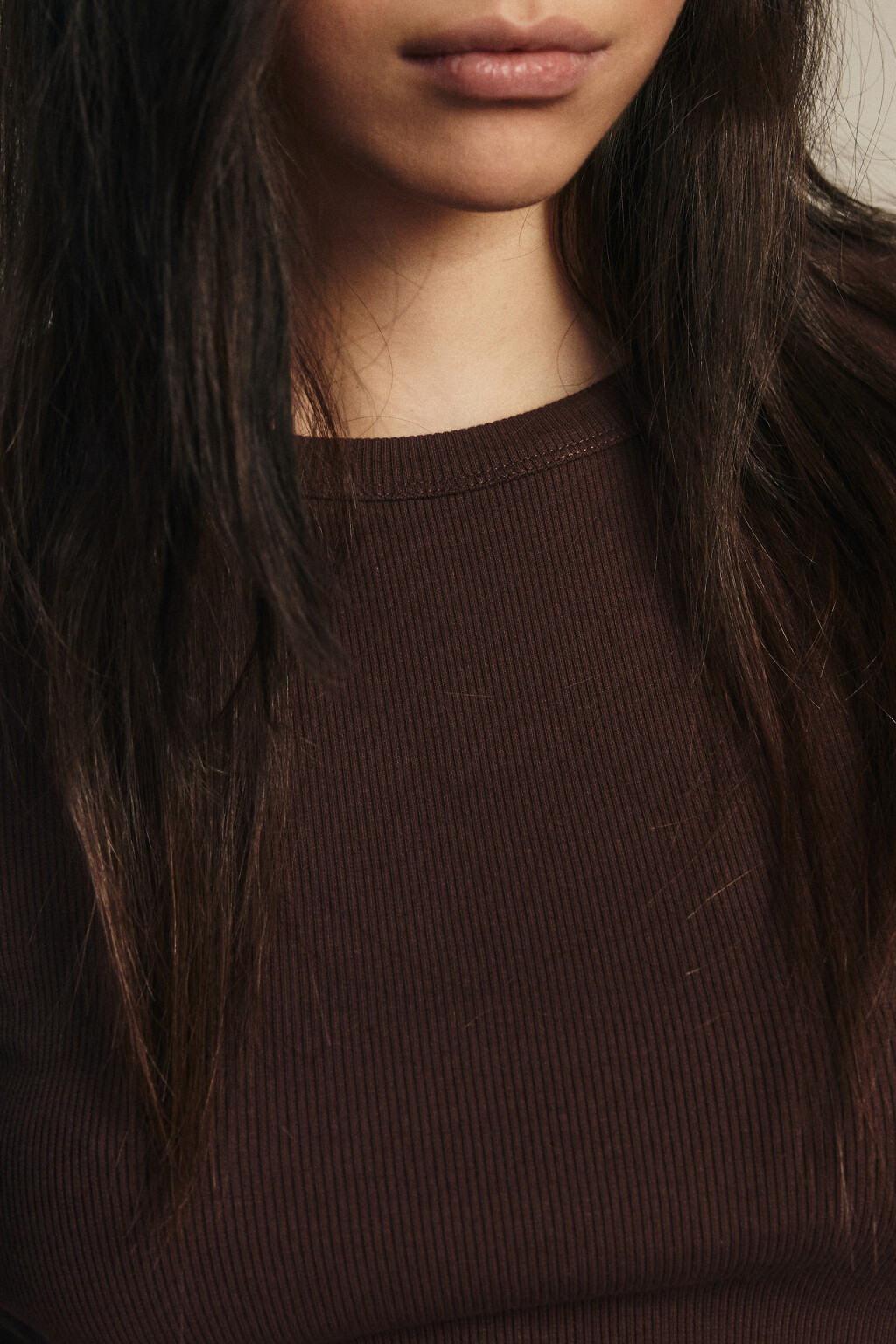 Футболка приталенная в рубчик - цвет коричневый - 5