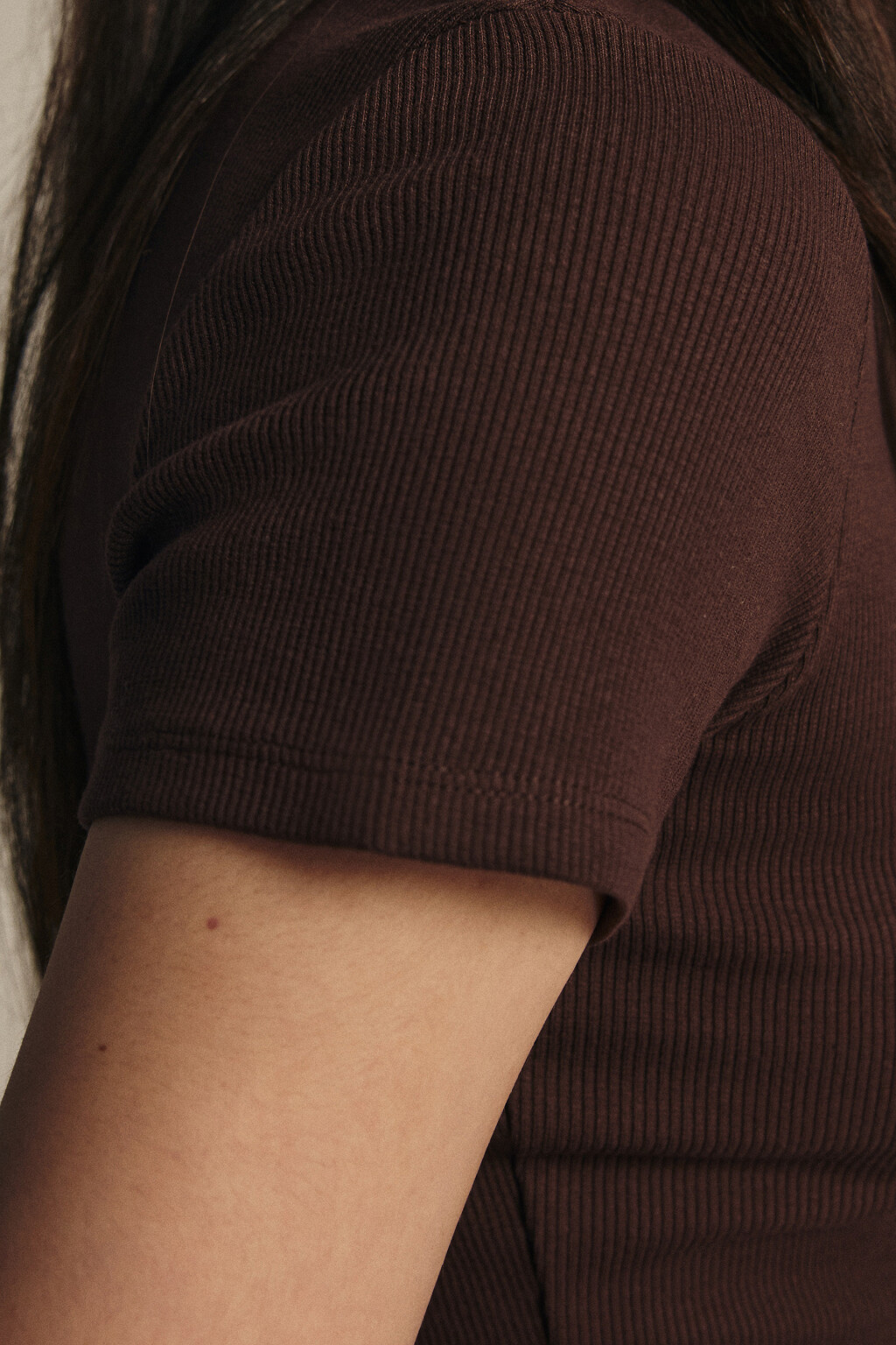 Футболка приталенная в рубчик - цвет коричневый - 6