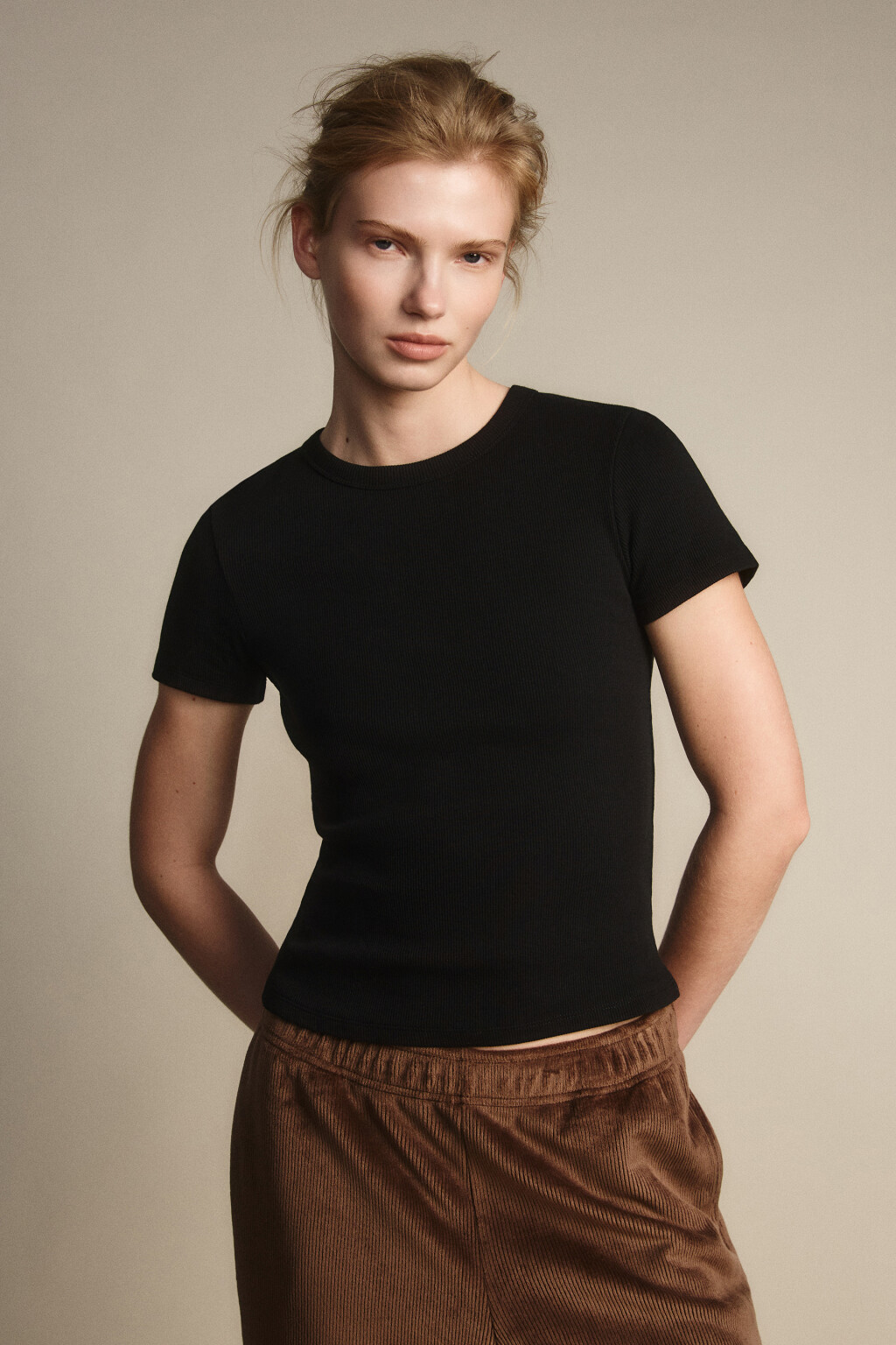 Футболка приталенная в рубчик - цвет черный - 1