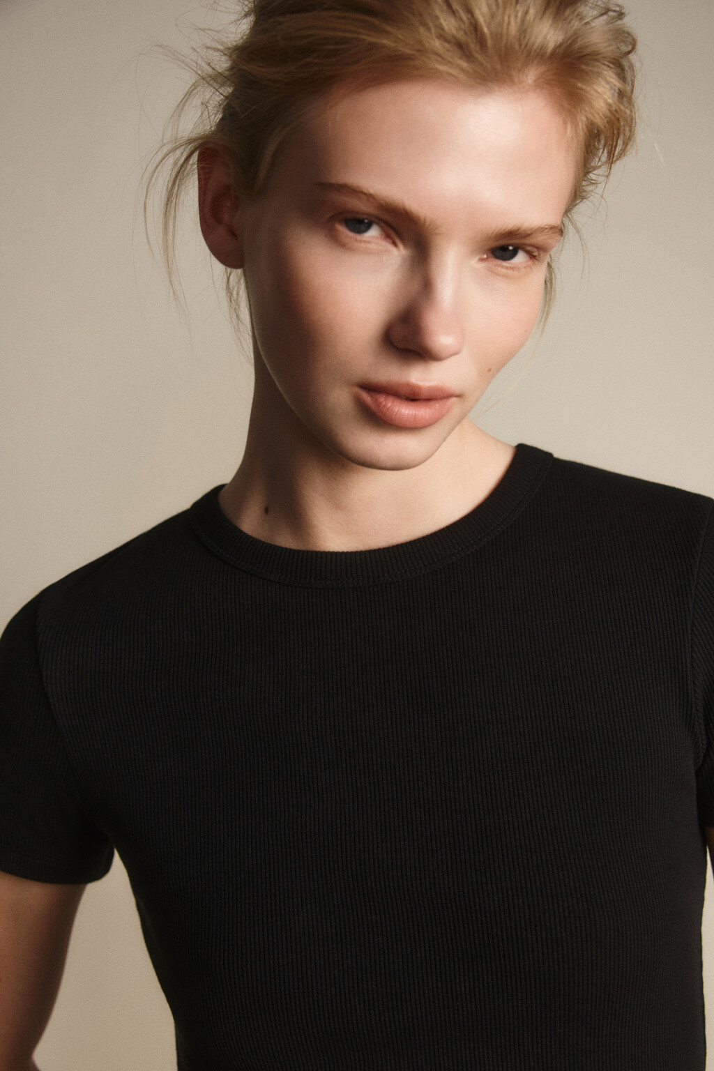 Футболка приталенная в рубчик - цвет черный - 4