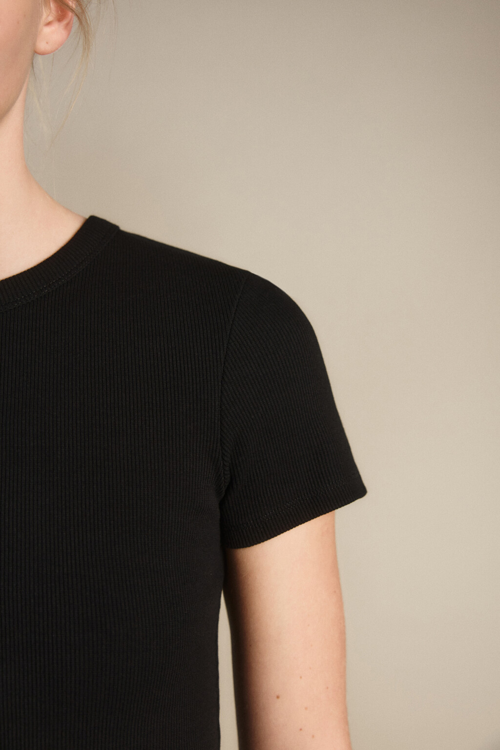 Футболка приталенная в рубчик - цвет черный - 5