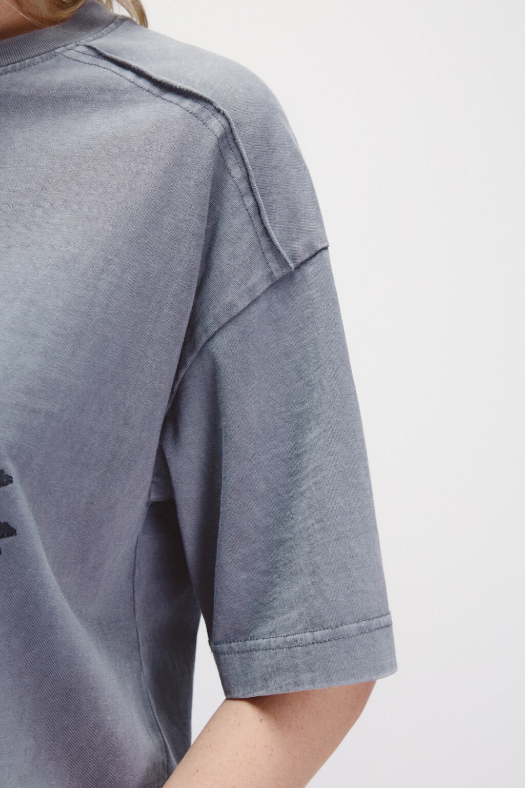 Футболка с принтом и открытыми срезами - цвет серый - 6