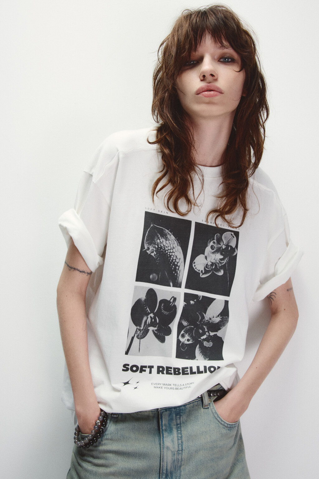 Футболка с принтом и открытыми срезами - цвет белый - 1