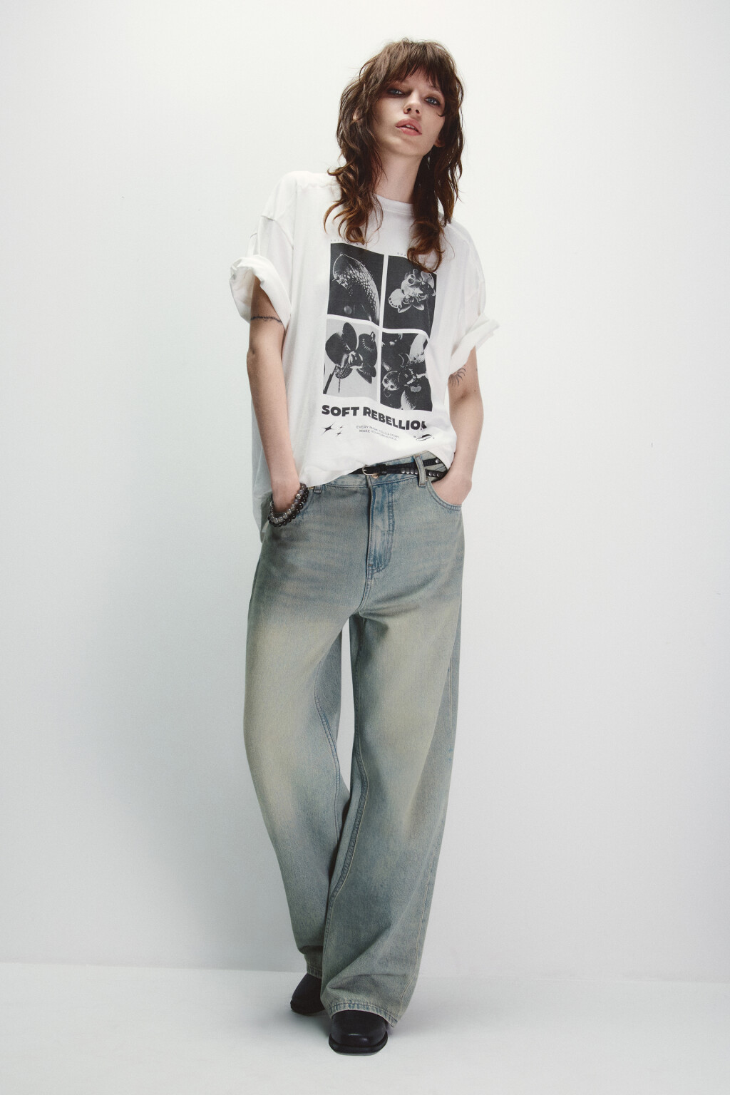 Футболка с принтом и открытыми срезами - цвет белый - 4