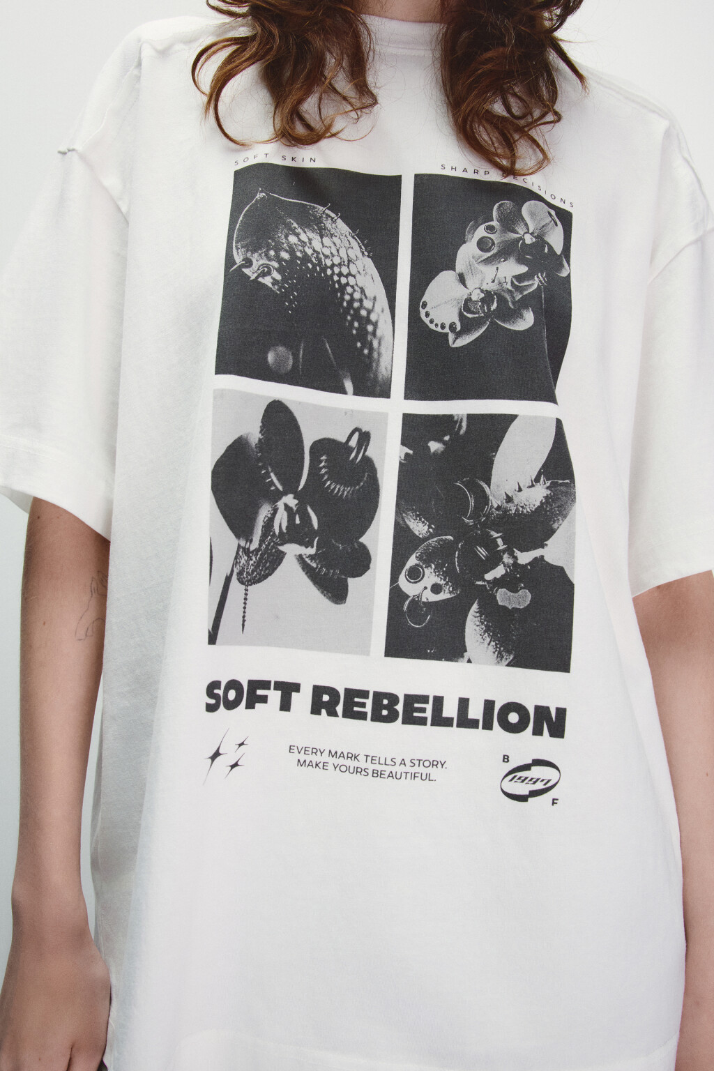 Футболка с принтом и открытыми срезами - цвет белый - 5