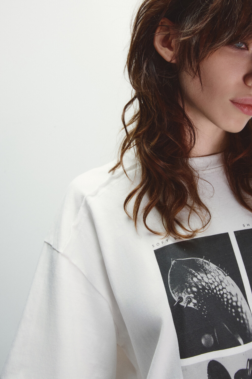 Футболка с принтом и открытыми срезами - цвет белый - 6