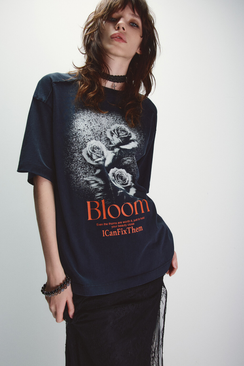 Футболка с принтом и открытыми срезами - цвет черный - 1