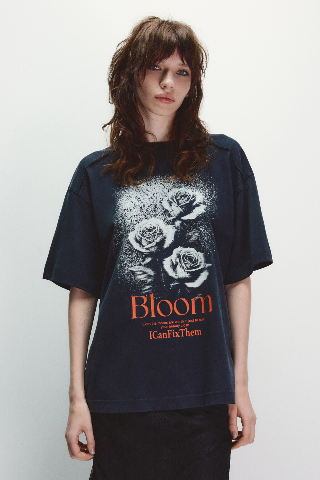 Футболка с принтом и открытыми срезами - цвет черный - 2