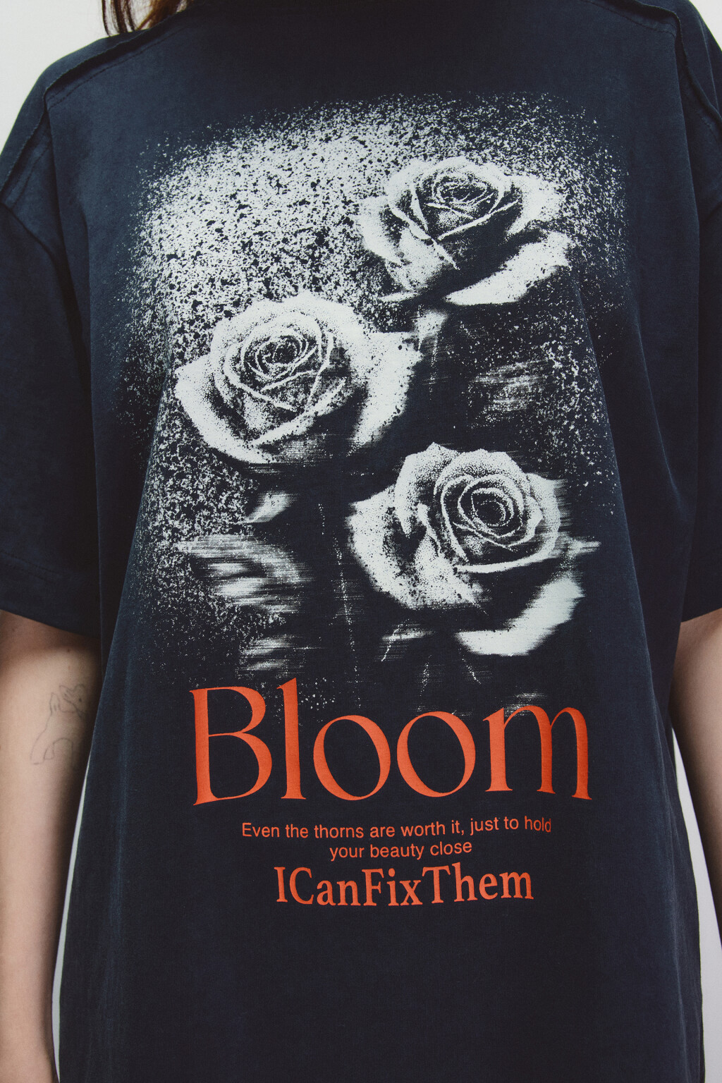 Футболка с принтом и открытыми срезами - цвет черный - 5