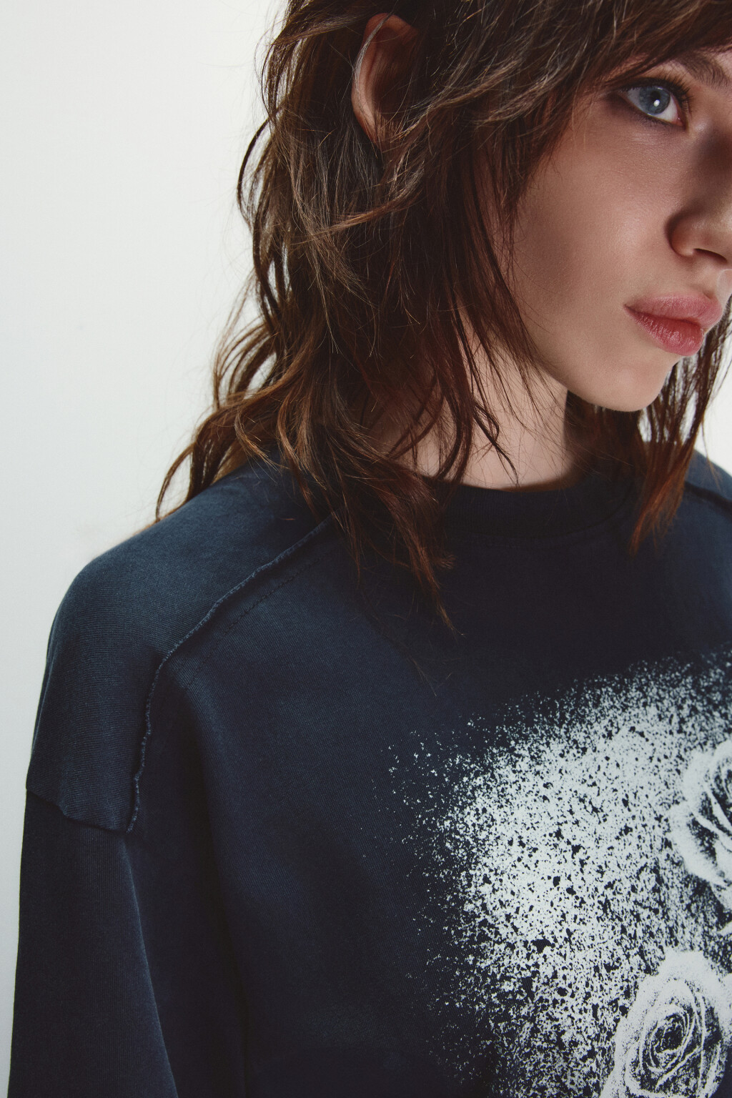 Футболка с принтом и открытыми срезами - цвет черный - 6