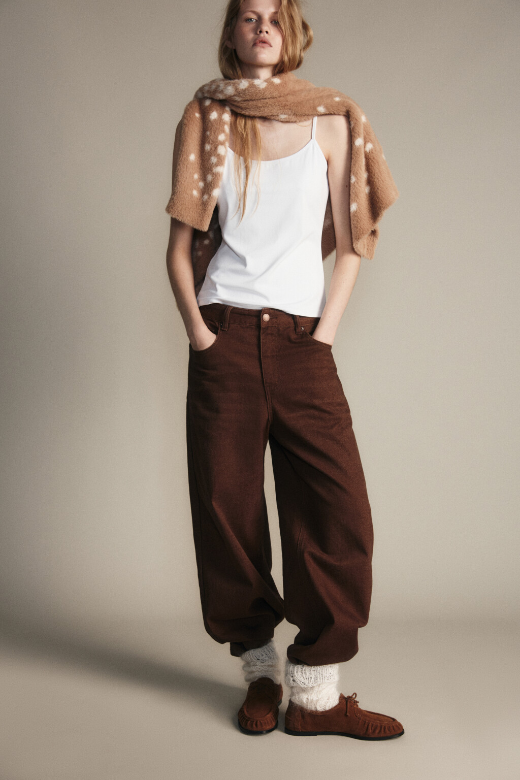 Майка гладкая на тонких бретельках - цвет белый - 2