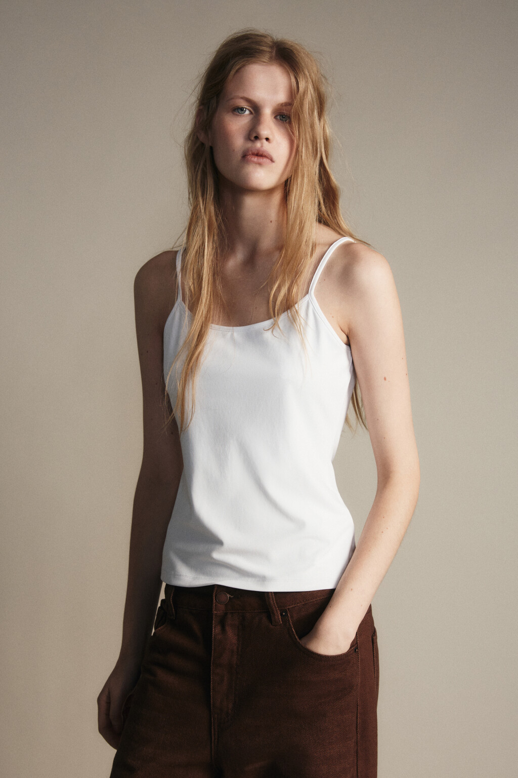 Майка гладкая на тонких бретельках - цвет белый - 3