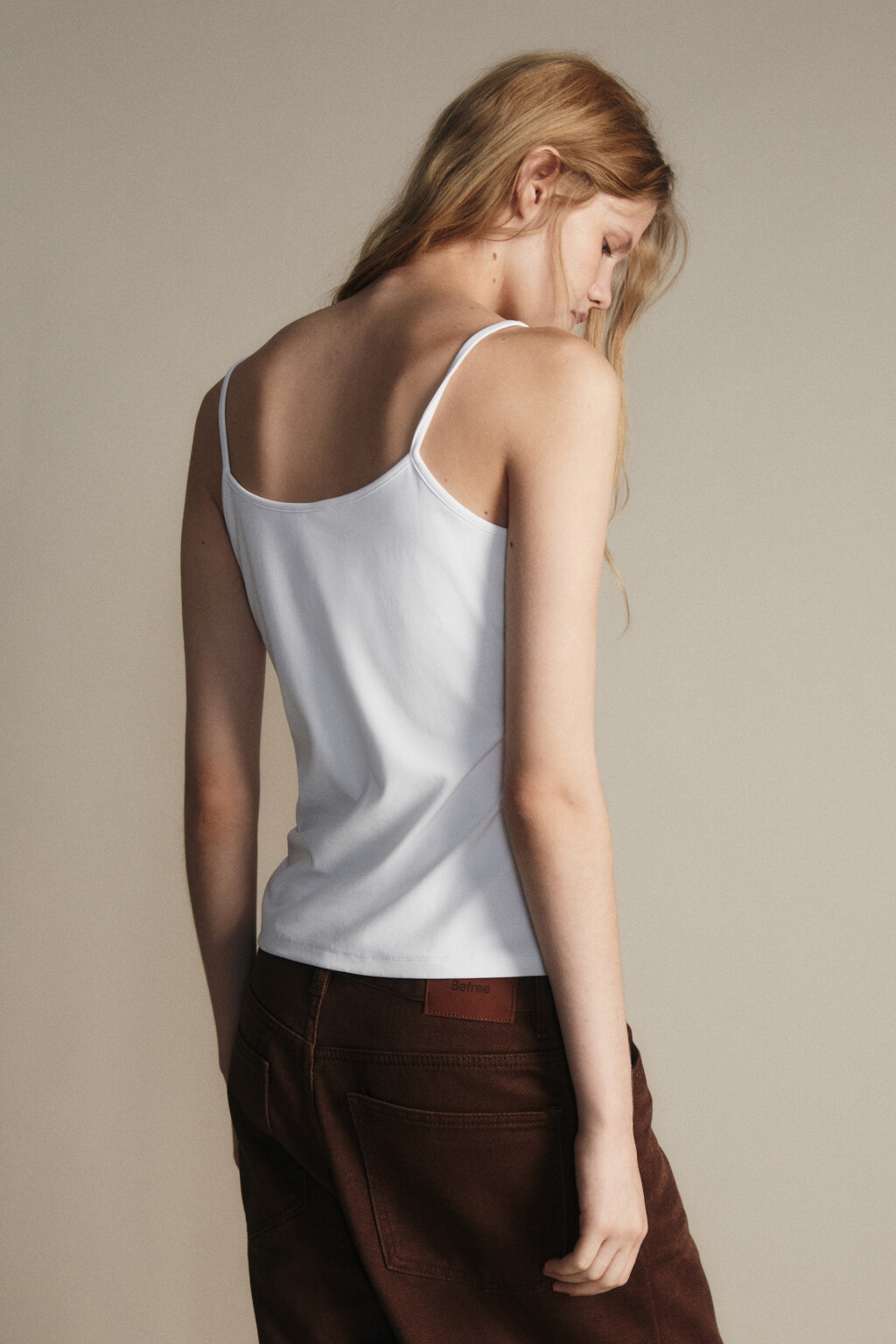 Майка гладкая на тонких бретельках - цвет белый - 4