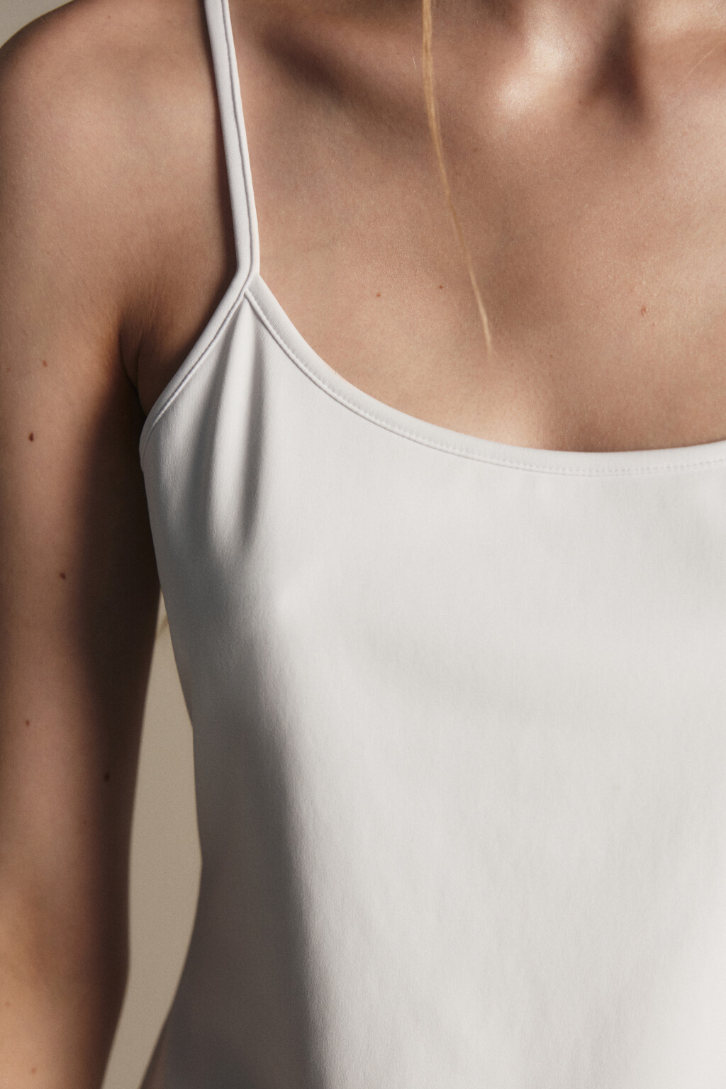 Майка гладкая на тонких бретельках - цвет белый - 6