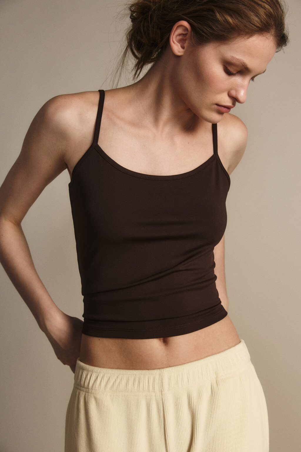 Майка гладкая на тонких бретельках - цвет коричневый - 1