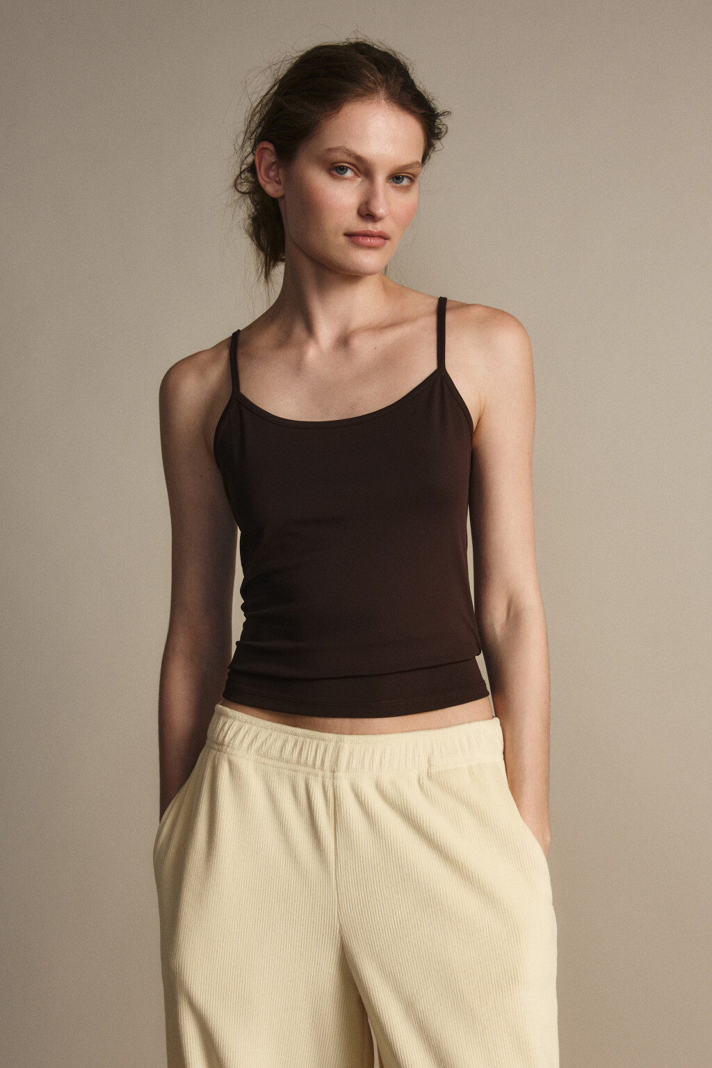 Майка гладкая на тонких бретельках - цвет коричневый - 2