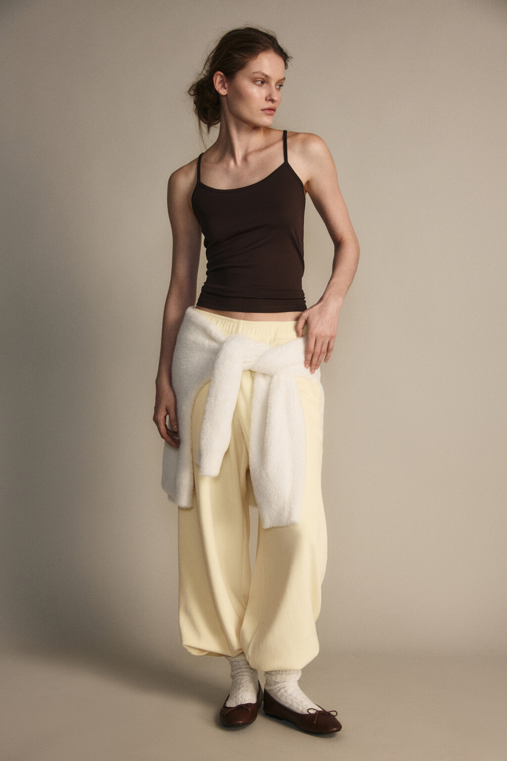 Майка гладкая на тонких бретельках - цвет коричневый - 4