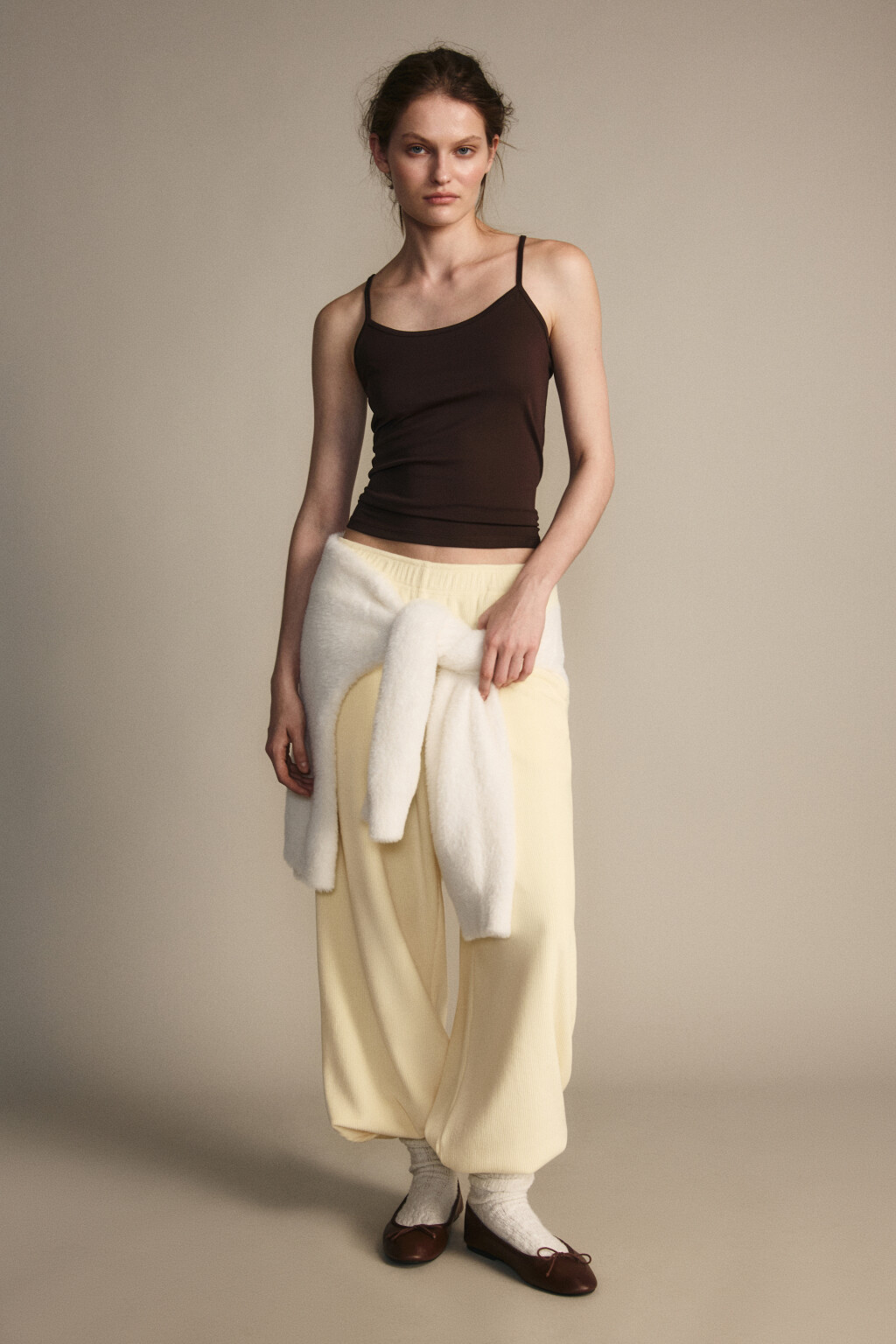 Майка гладкая на тонких бретельках - цвет коричневый - 5