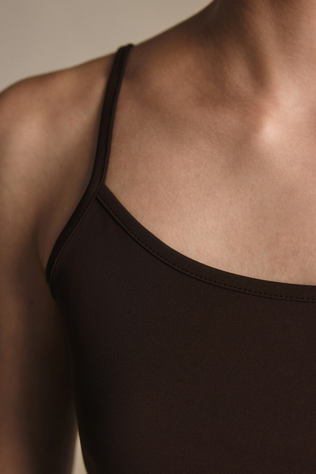 Майка гладкая на тонких бретельках - цвет коричневый - 6