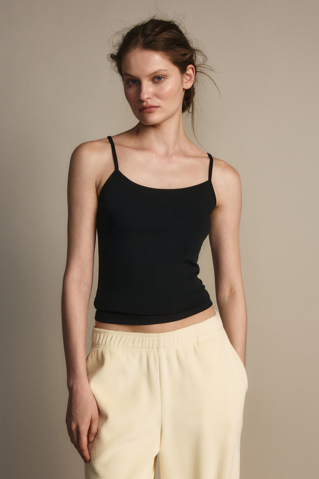 Майка гладкая на тонких бретельках - цвет черный - 2