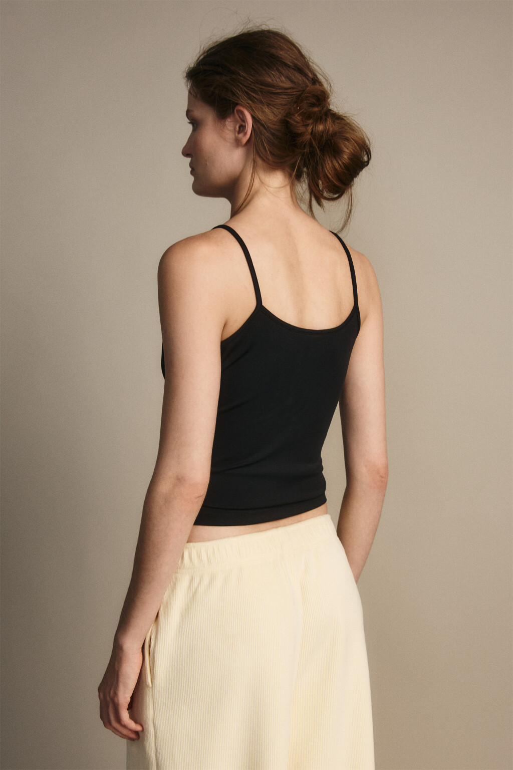 Майка гладкая на тонких бретельках - цвет черный - 3