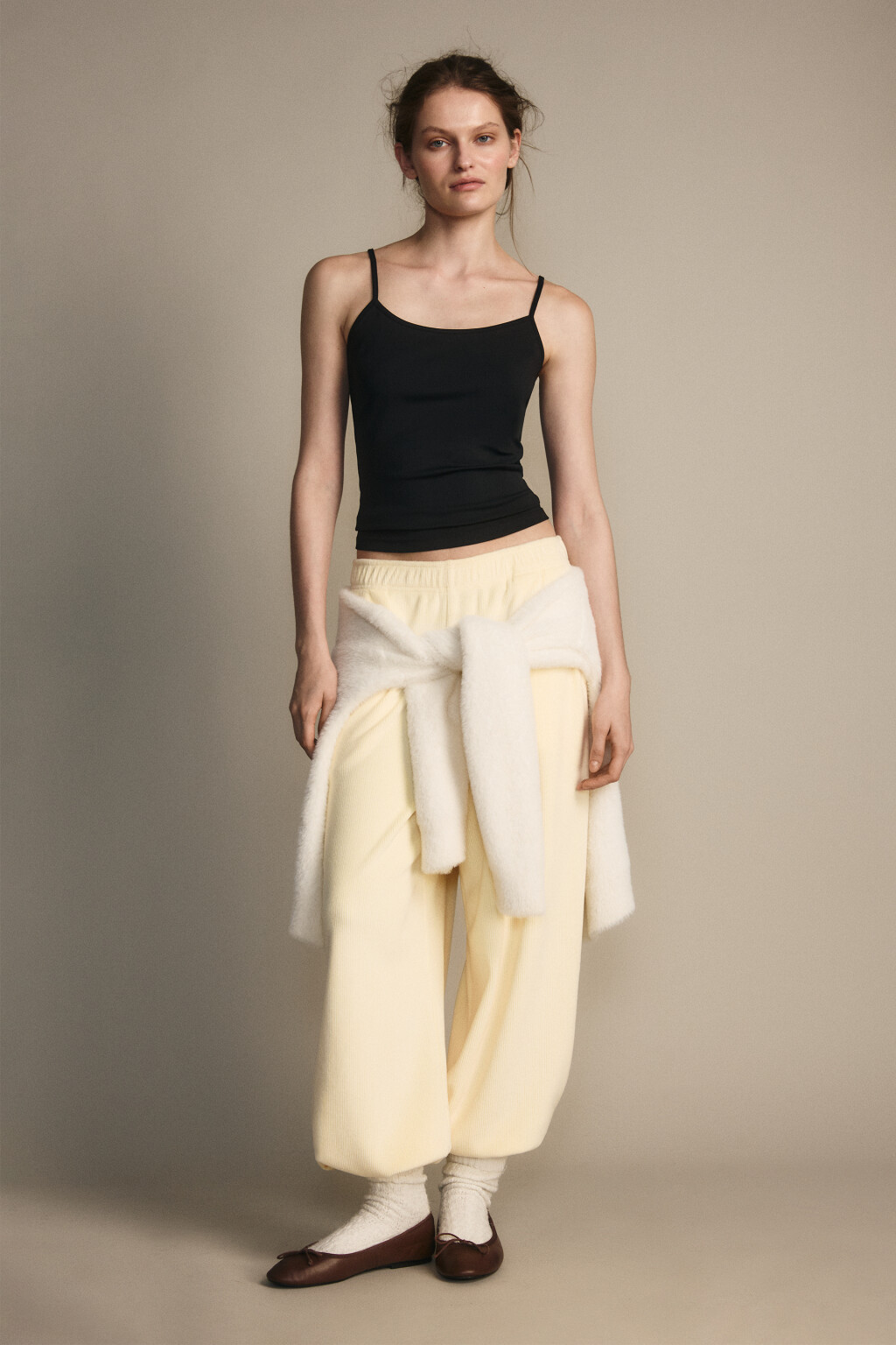 Майка гладкая на тонких бретельках - цвет черный - 4