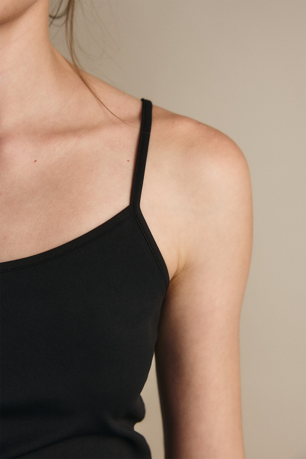 Майка гладкая на тонких бретельках - цвет черный - 5