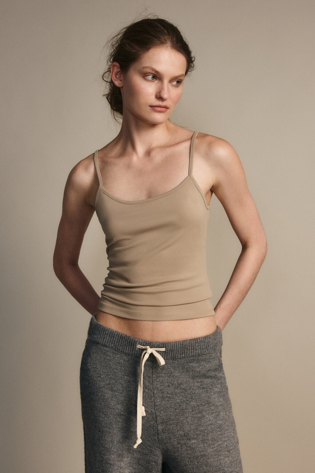 Майка гладкая на тонких бретельках - цвет бежевый - 2
