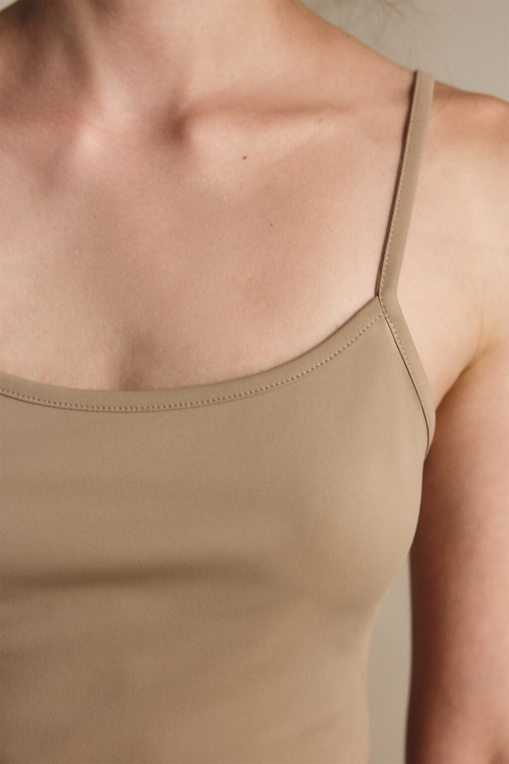 Майка гладкая на тонких бретельках - цвет бежевый - 5