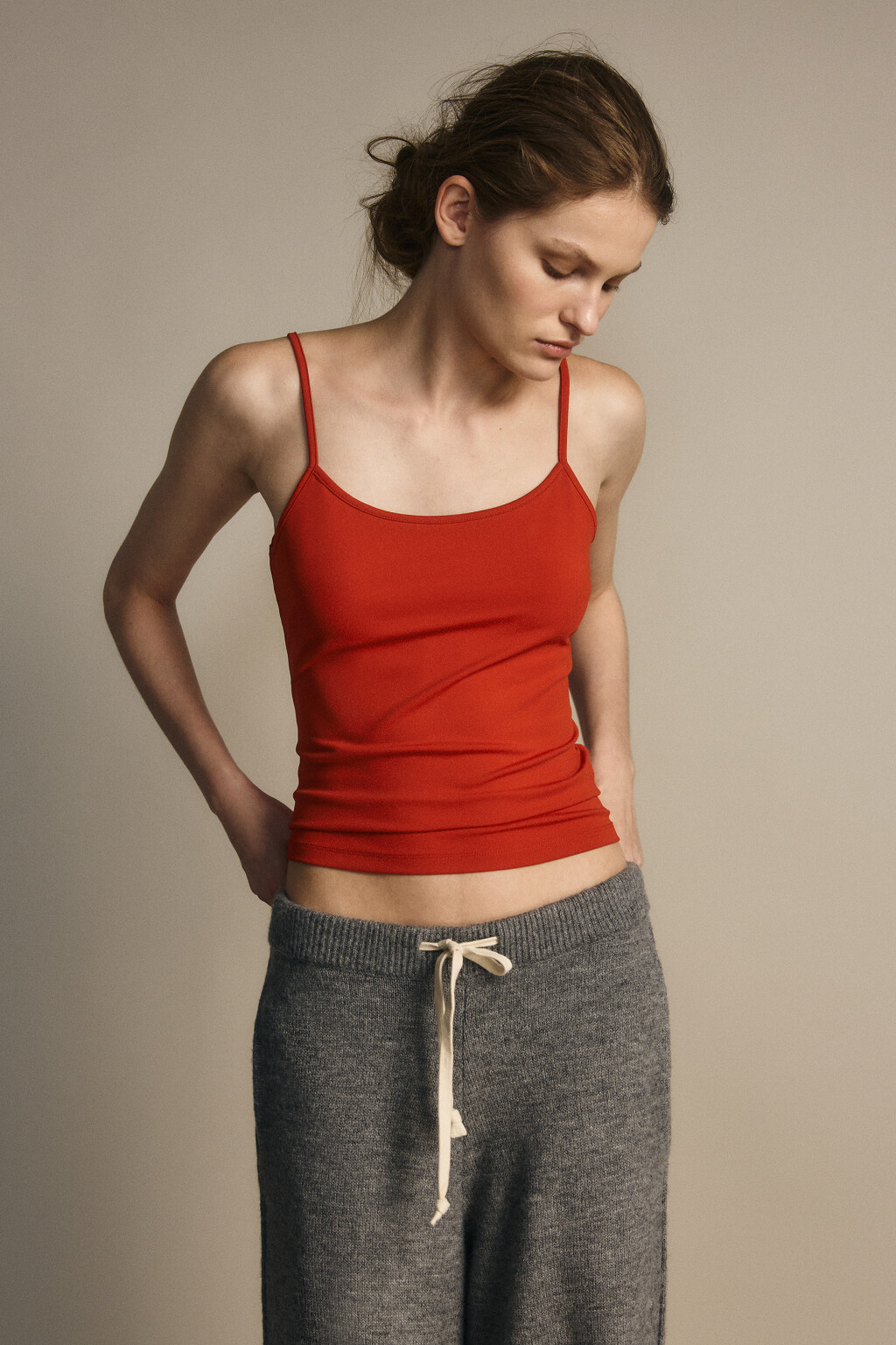 Майка гладкая на тонких бретельках - цвет красный - 2