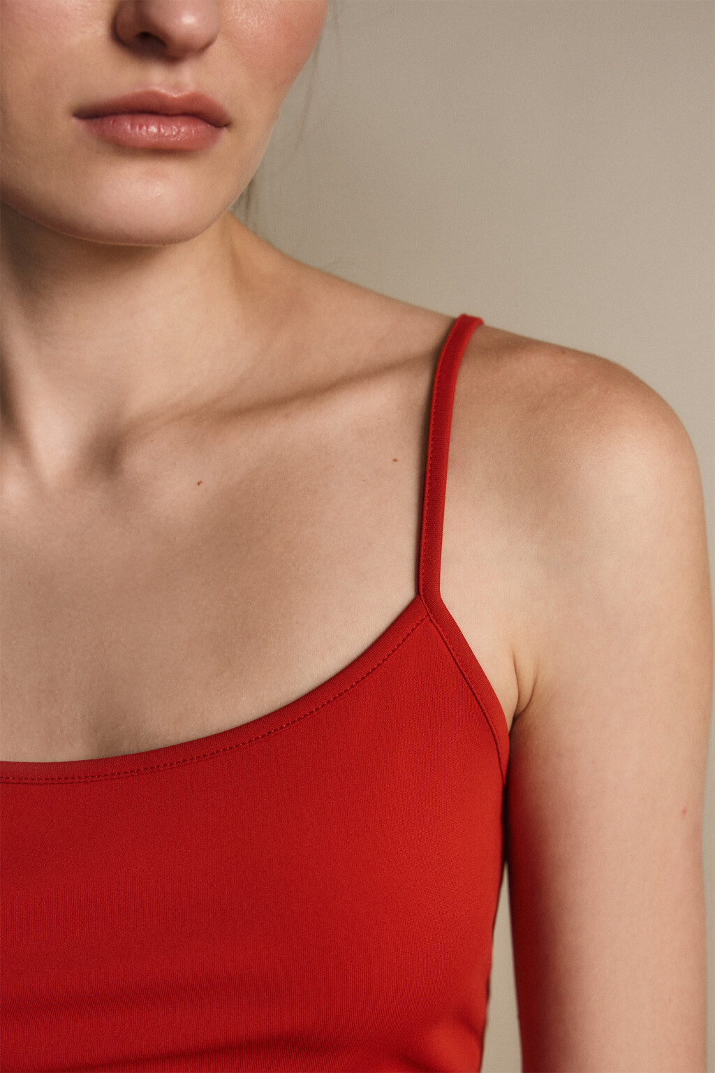 Майка гладкая на тонких бретельках - цвет красный - 5