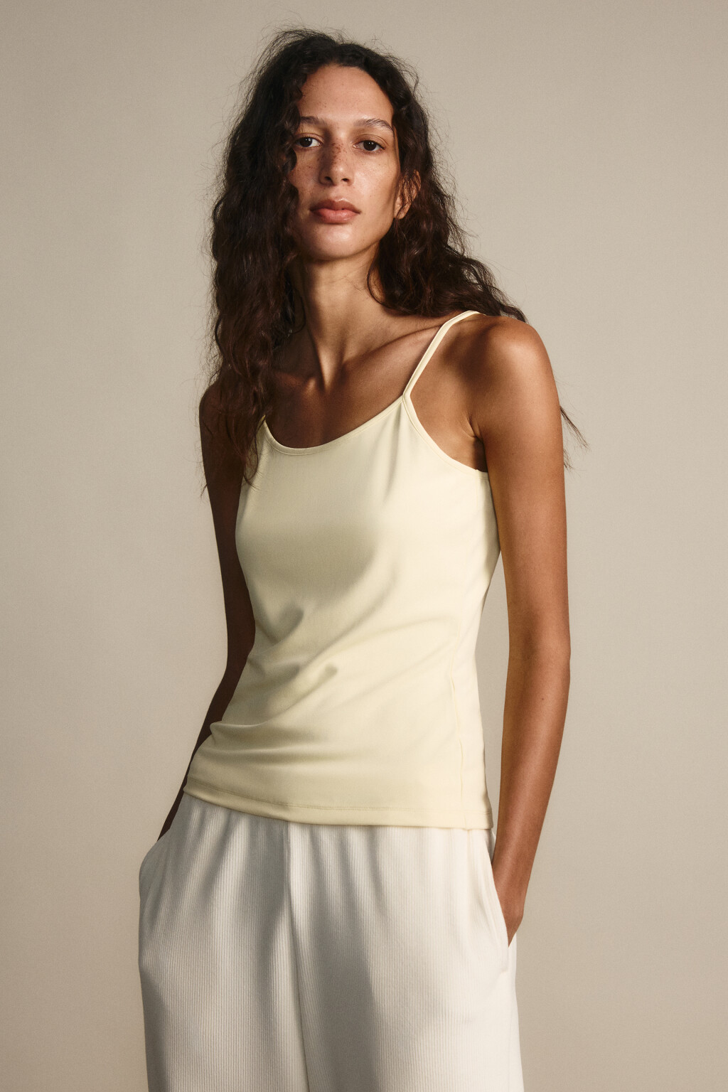 Майка гладкая на тонких бретельках - цвет желтый - 2