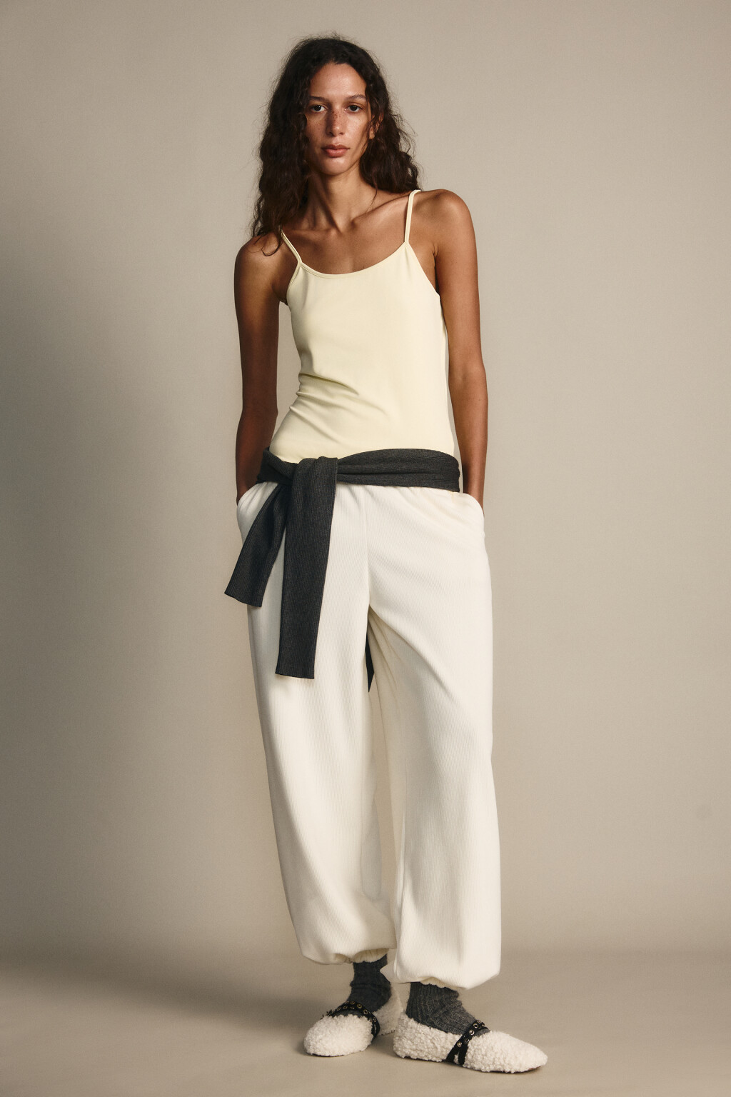 Майка гладкая на тонких бретельках - цвет желтый - 4