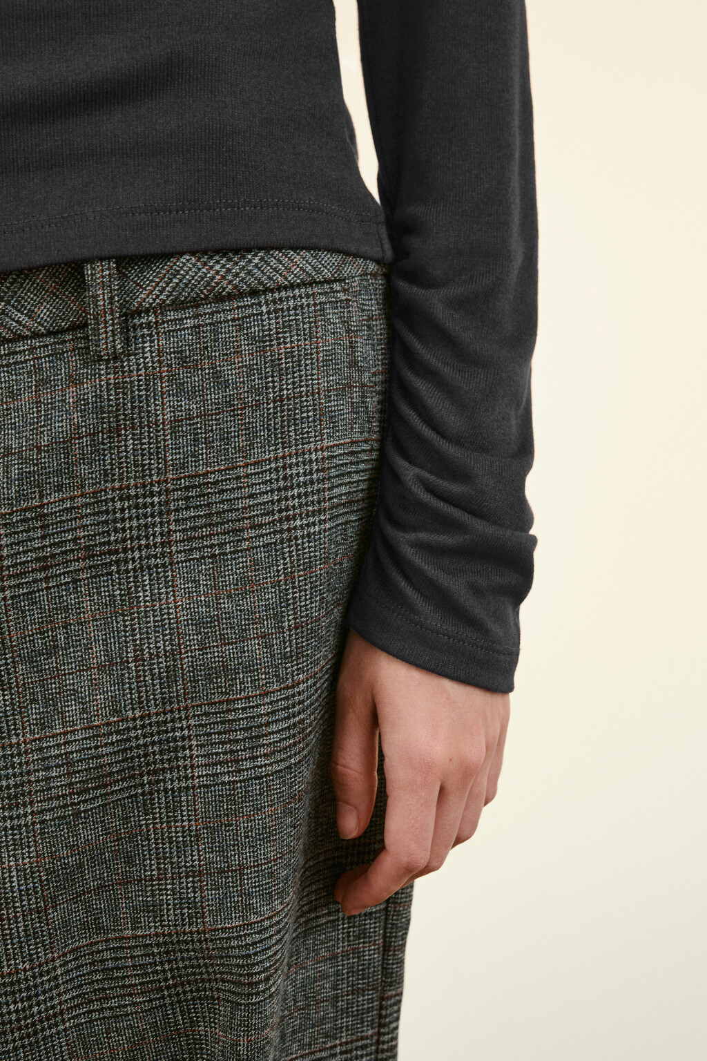 Лонгслив с драпировками на рукавах - цвет серый - 4