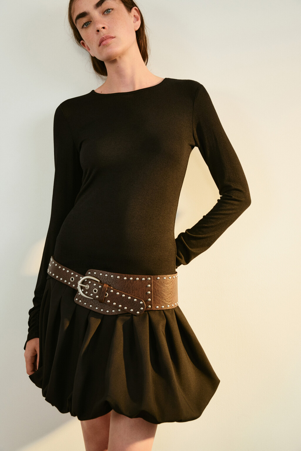 Лонгслив с драпировками на рукавах - цвет черный - 2