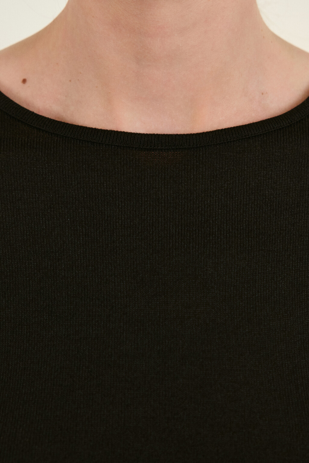 Лонгслив с драпировками на рукавах - цвет черный - 6