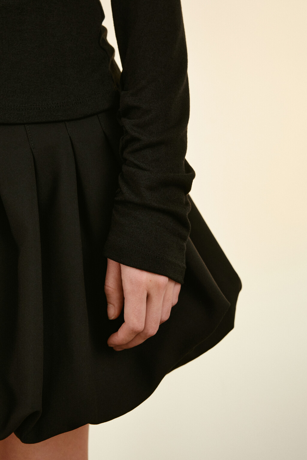 Лонгслив с драпировками на рукавах - цвет черный - 7