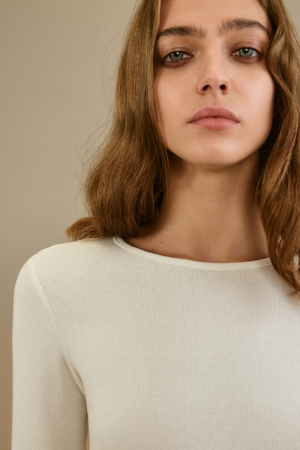 Лонгслив с драпировками на рукавах - цвет молочный - 5