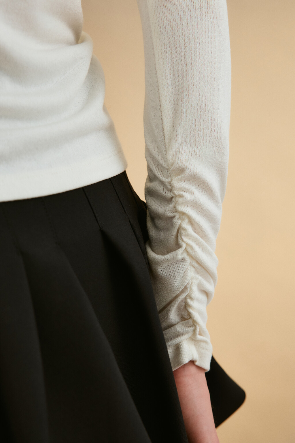 Лонгслив с драпировками на рукавах - цвет молочный - 6