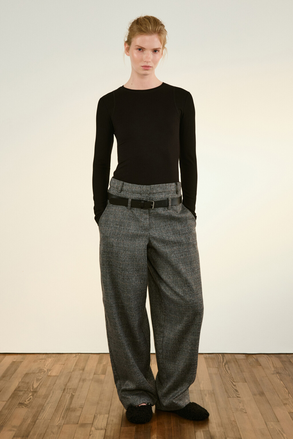 Лонгслив из вискозного трикотажа - цвет черный - 4