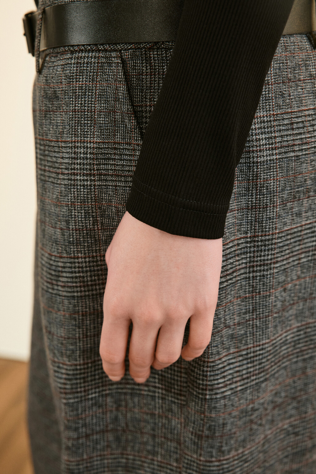 Лонгслив из вискозного трикотажа - цвет черный - 6