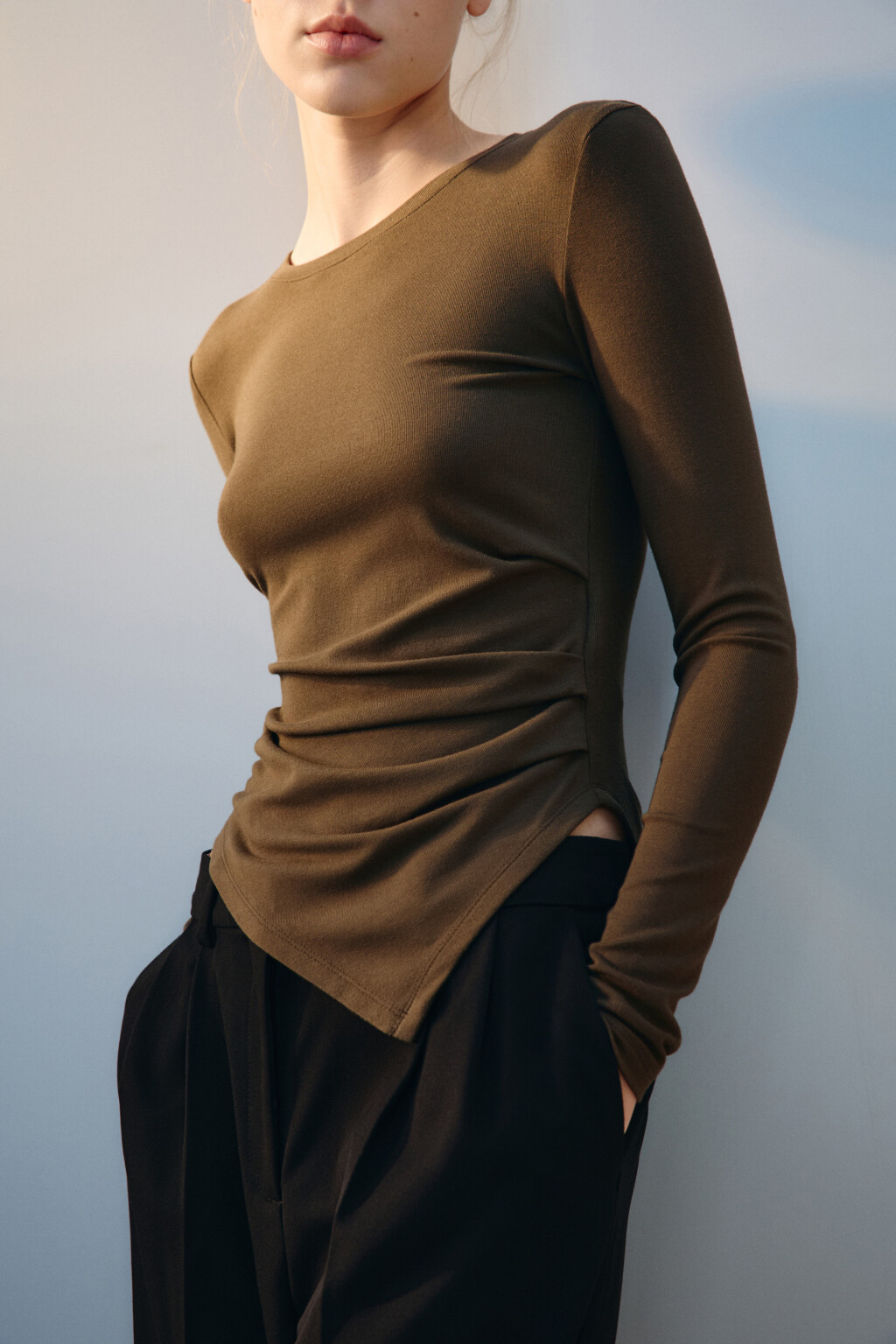 Лонгслив асимметричный с драпировкой - цвет бежевый - 1