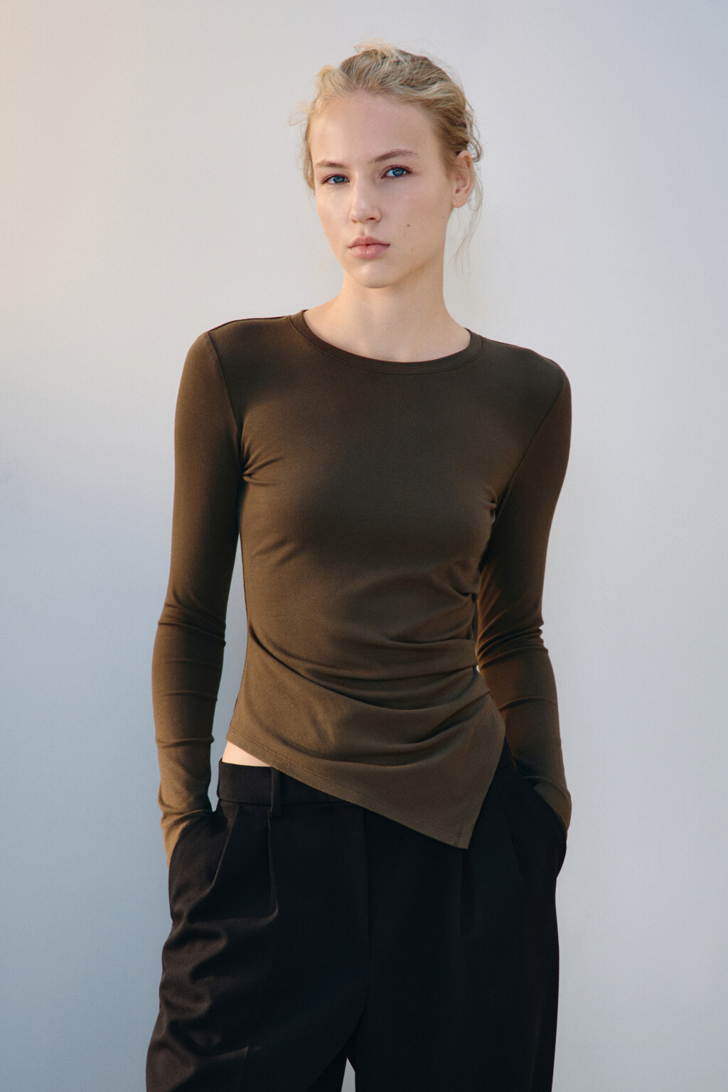 Лонгслив асимметричный с драпировкой - цвет бежевый - 2